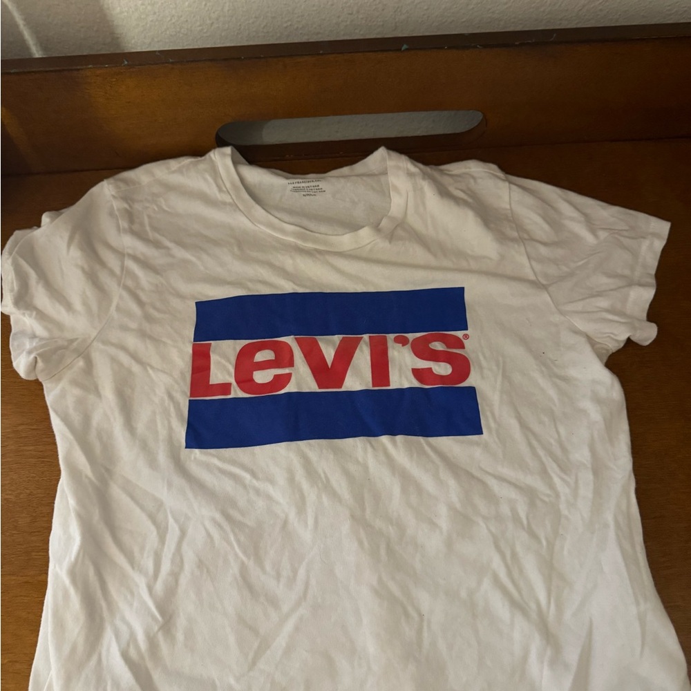 Levi’s t-shirt